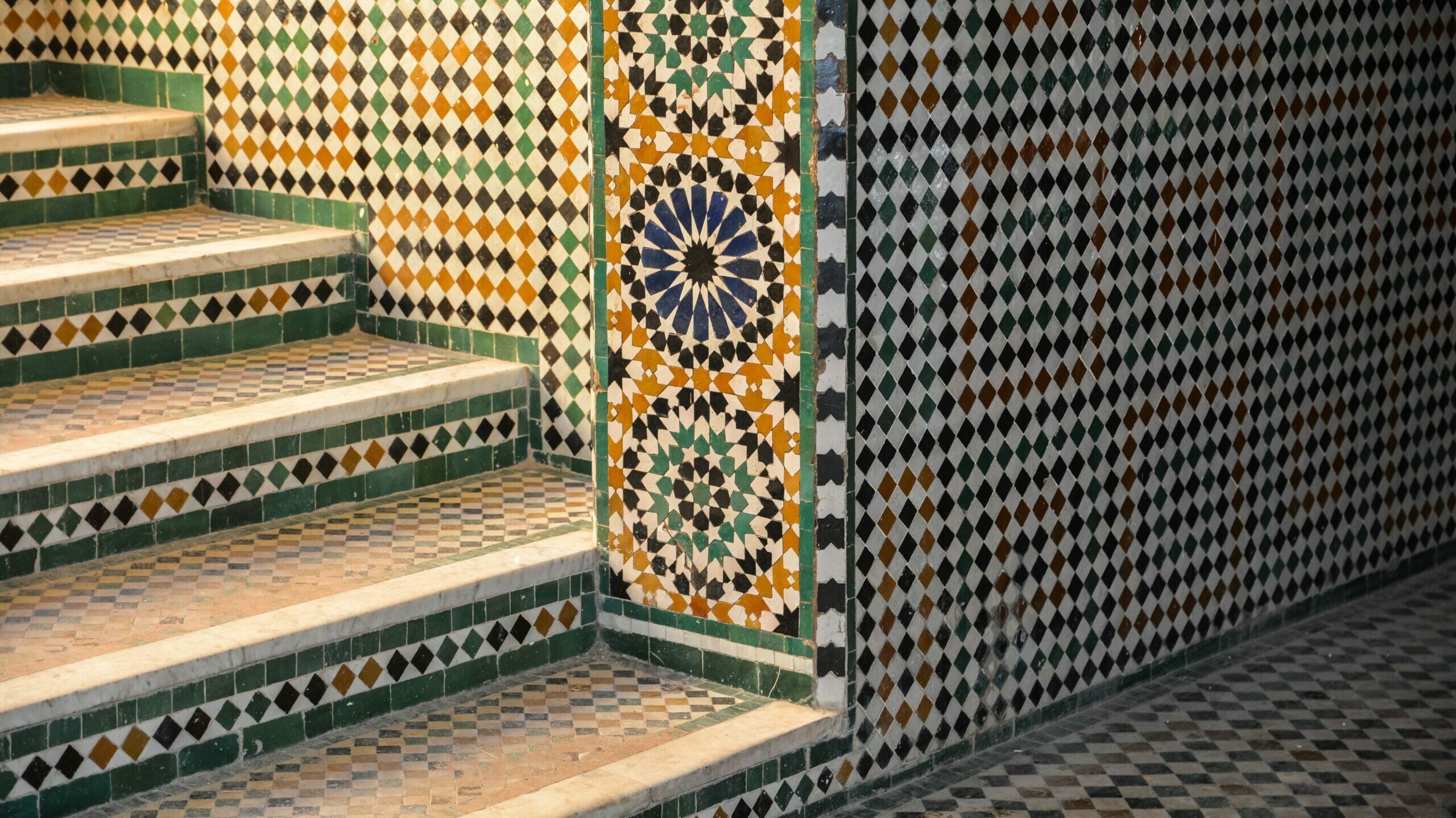 murs sol et escaliers revêtus en carrelage mosaïque après la rénovation intérieure