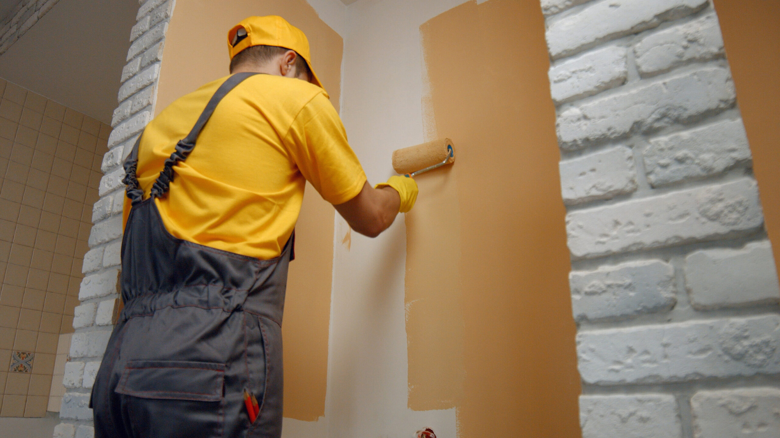 la rénovation intérieure et extérieure- mis en peinture d'un mur dans la cage d'escalier