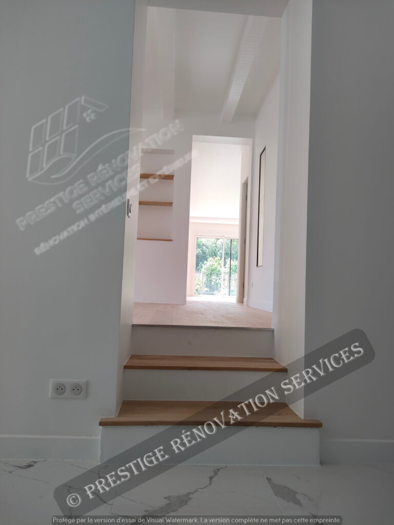 3 marches d'escaliers pour accéder à la salle à manger dans une maison